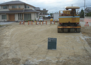 強い耐圧板を敷き、ローラーで整地