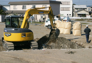 セメントと土を混ぜ合わせる